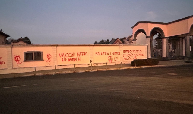Scritte No vax sui muri del cimitero di Arconate