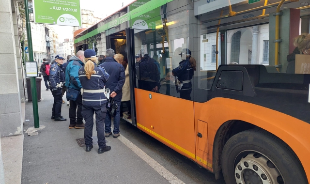 Potenziate le operazioni congiunte di presidio e controllo tra i verificatori di Autolinee Varesine e il personale della Polizia Locale di Varese(Foto Autolineevaresine)