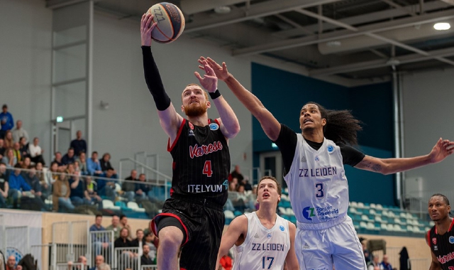 Una penetrazione di Nico Mannion (foto Fiba)