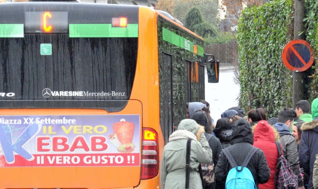 Con la sigaretta sul bus: ragazzini multati a Varese