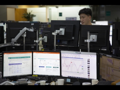Borsa: l'Asia chiude in contrastata, soffre la Cina