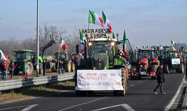 Arluno, la protesta dei trattori blocca le strade