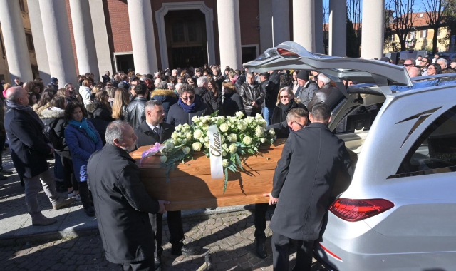 Il feretro all’uscita della chiesa  Foto Stefano Benvegnù)