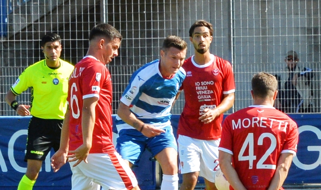 Stanzani nel corso della gara di andata, vinta dalla Triestina allo “Speroni” con un secco 3-0 (foto Blitz)