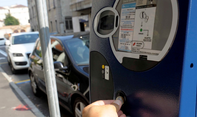 Il parcheggio di via Landriani: l’aumento delle tariffe ha provocato le proteste dei commercianti