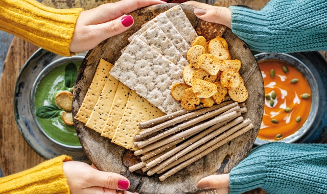 Secondo alcuni studi scientifici mangiare qualcosa di croccante riduce del 30% l’assunzione di calorie (Foto Archivio)