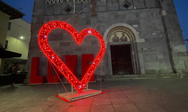 Decorazione per San Valentino realizzata a Gallarate (Foto Archivio)