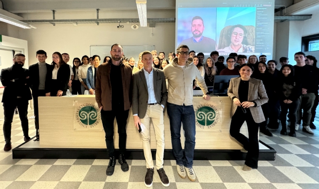 Da sinistra: Andrew Lucchesi di Pelliconi, Alberto Onetti, Ivan Ranza di Epicode e Alessia Pisoni; collegati: Lorenzo Monti e Matteo Mingardi di Pelliconi (Foto Università dell’Insubria)