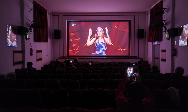 Inizia Sanremo: Clara sul palco. E tifo a Travedona