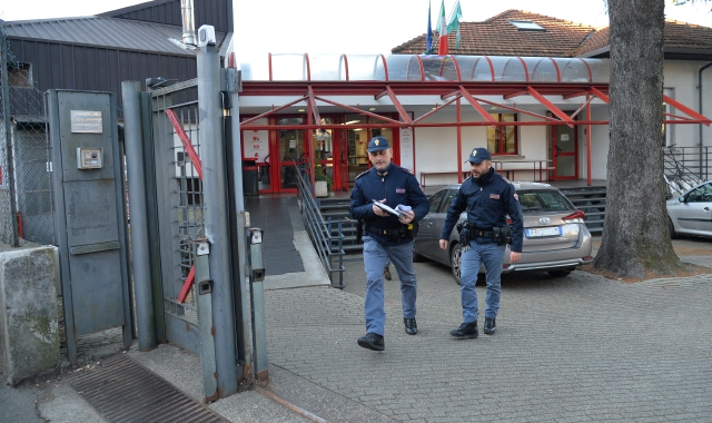 La Polizia all’Enaip dopo l’aggressione alla docente (foto Blitz)
