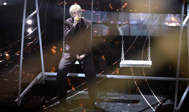 Mr. Rain si esibisce durante la prima serata di Sanremo 2024 (foto Ansa)