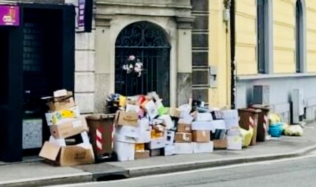 I rifiuti abbandonati in via Crispi a Busto Arsizio (foto Facebook)