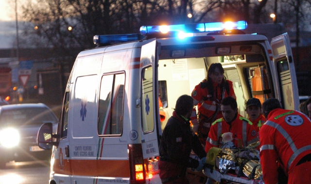 Sul posto sono intervenuti i soccorritori con ambulanza e automedica (foto Archivio)
