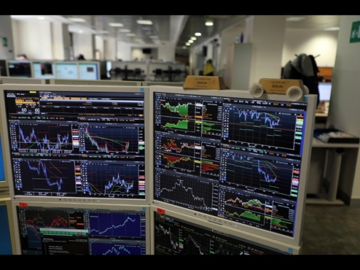 Borsa: l'Europa tiene in attesa dei dati Usa, bene Amsterdam