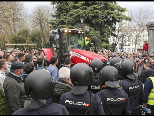 Protesta dei trattori in Spagna, cariche polizia e arresti