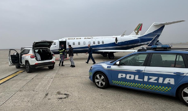 L’auto medica e quella della polizia ai piedi dell’aereo a Malpensa (foto poliziadistato)