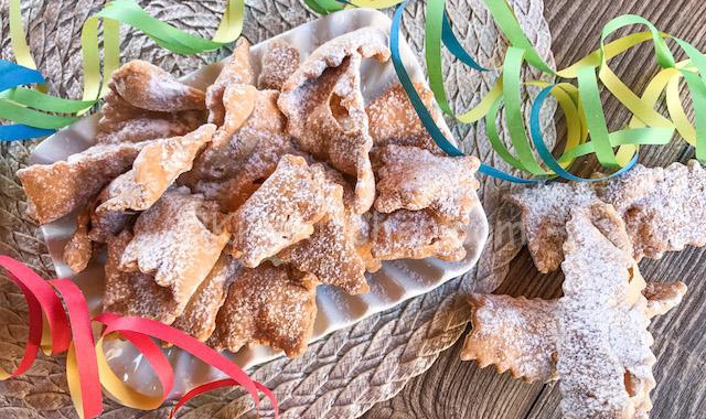 Il tipico dolce di Carnevale (Foto Archivio)