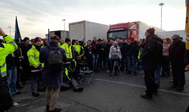 Un momento dell’assemblea davanti all’azienda