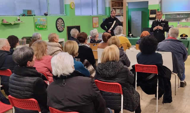 L’incontro con le Forze dell’Ordine al Centro Anziani di Busto Arsizio dedicato alla prevenzione del fenomeno delle truffe (Foto Centrale Operativa CC Varese)