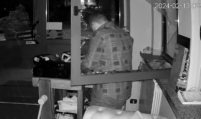 Le immagini dell’incursione del ladro nella notte fra lunedì e martedì scorsi a Caronno Varesino, ai danni di un parrucchiere, dopo i colpi nelle scorse settimane in una autoscuola