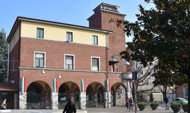 Il municipio di Rescaldina (foto Archivio)