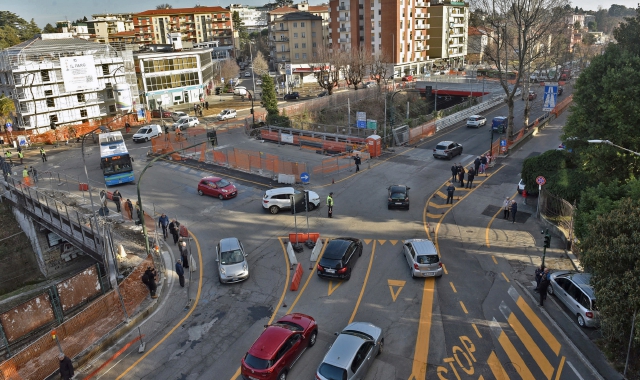 La nuova maxirotonda di largo Flaiano a Varese (foto Blitz)