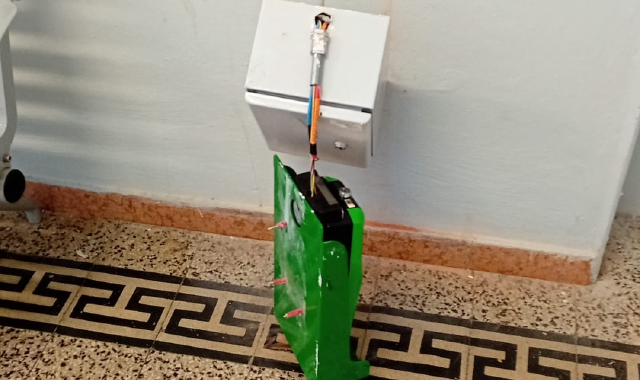 Danneggiata la convalidatrice nella stazione di Laveno Mombello (Foto Redazione)