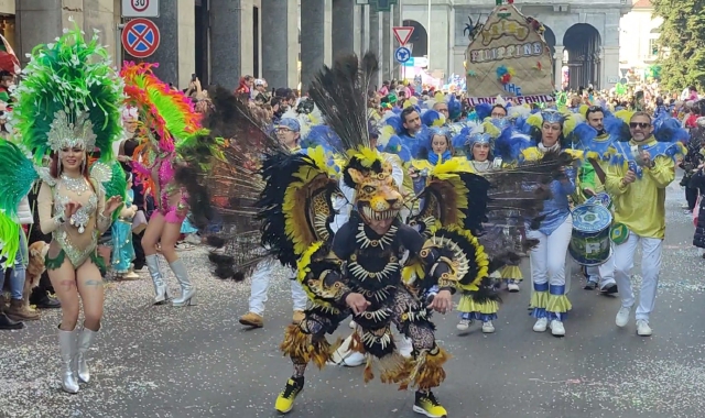 Carri, maschere e ballerine a Varese (foto Stefano Benvegnù - Blitz)
