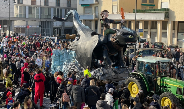 Centro strapieno per il Carnevale a Busto Arsizio (foto Domenico Ghiotto - Blitz)