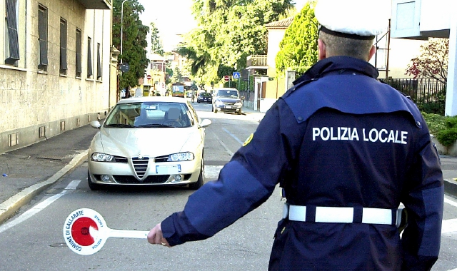 I controlli della Polizia locale di Gallarate (foto Archivio)