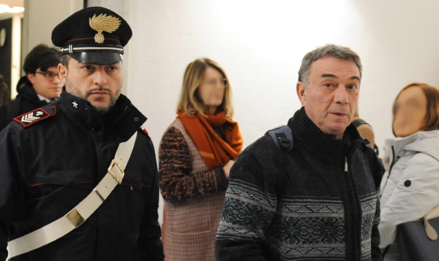 Evaristo Scalco, l’arciere di Cittiglio, all’uscita dall’aula della Corte d’Assise di Genova dopo la condanna di primo grado a 23 anni di carcere: il maestro d’ascia, che si divideva fra Cittiglio e la Liguria per la sua attività, è ora agli arresti domic