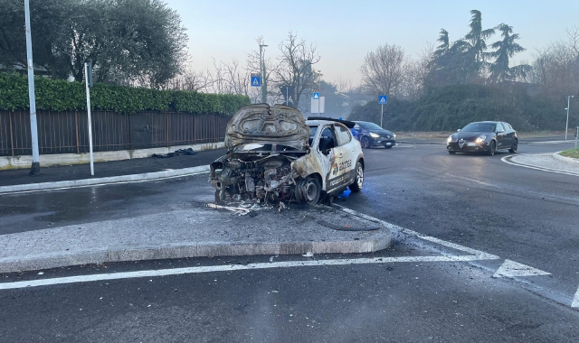 Scontro all’incrocio, auto della vigilanza prende fuoco
