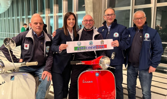 Vespe storiche al Pirellone. Tovaglieri in sella