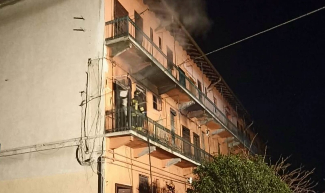 I vigili del fuoco durante le operazioni di spegnimento del rogo
