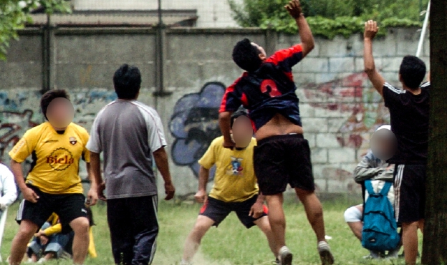 Giovani sudamericani in un parco