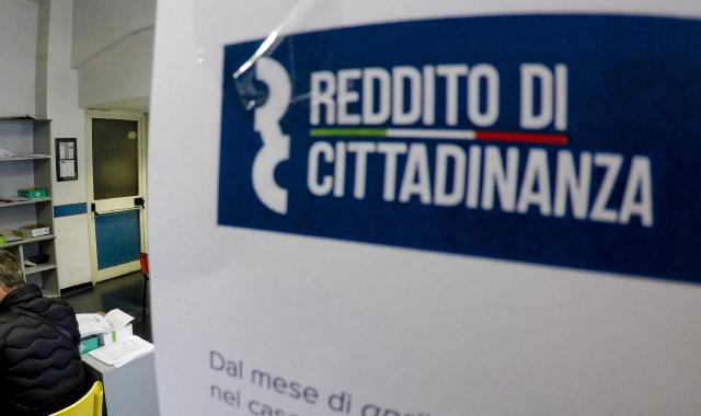 Luino, Reddito di cittadinanza ma aveva azioni e terreni