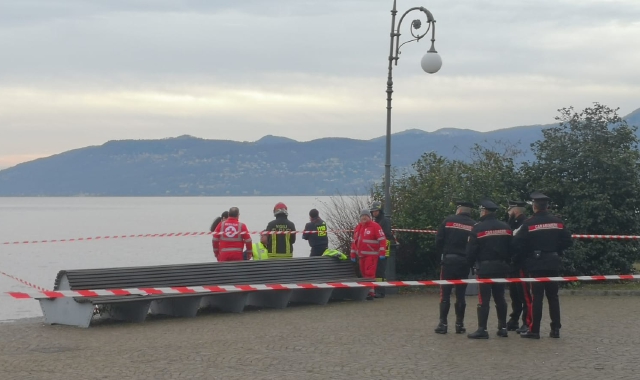 Le operazioni di recupero del corpo nel lago Maggiore