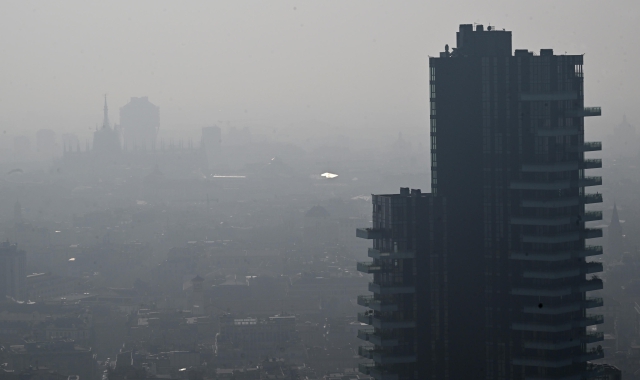 Il Duomo di Milano visto da Palazzo Lombardia immerso in una cappa di smog (foto Daniel Dal Zennaro/ANSA)