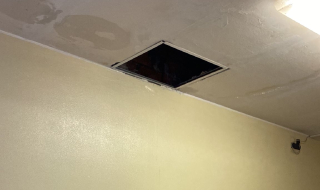 Il pannello del controsoffitto caduto a causa delle infiltrazioni di acqua al Liceo Galieli di Legnano (Foto Redazione)