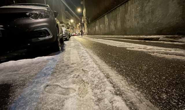 Strade ricoperte di grandine a Varese (foto Blitz)