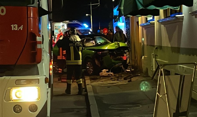L’auto è finita contro l’ingresso di un locale