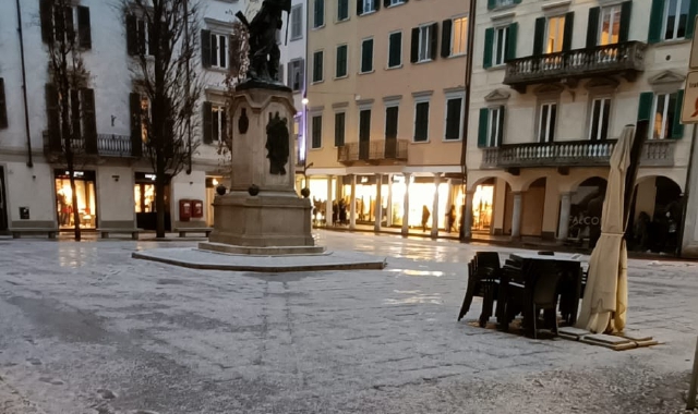 Il centro storico di Varese imbiancato ieri sera dalla palline di ghiaccio