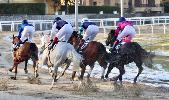 Una corsa sulla pista in sabbia (foto Archivio)