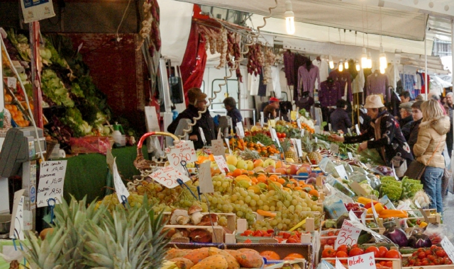 Controlli al mercato ortofrutticolo di Busto Arsizio (foto Archivio)