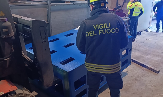 Il manufatto metallico che ha schiacciato l’arto inferiore dell’operaio