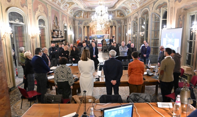 Sindaco, assessori e consiglieri hanno osservato un minuto di silenzio (foto Matteo Canevari - Agenzia Blitz)