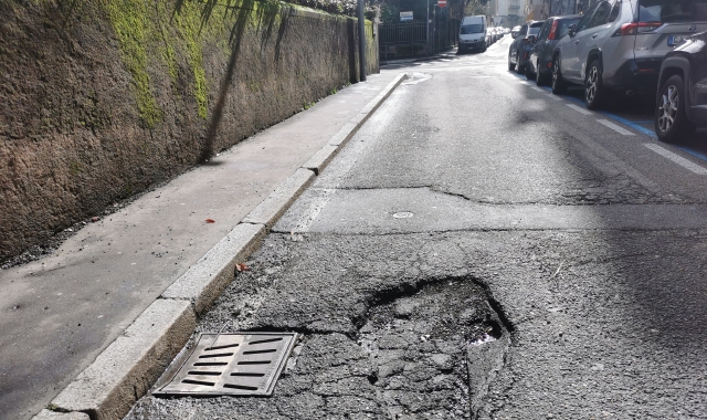 Crateri nelle strade attorno al centro storico