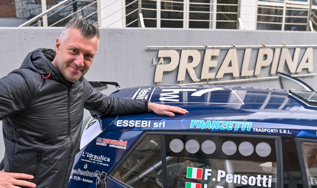 Filippo Pensotti con la macchina in gara nell’edizione 2023 davanti alla redazione della Prealpina