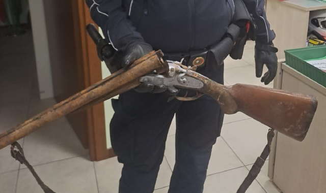 I fucili recuperati dalla polizia locale a Uboldo