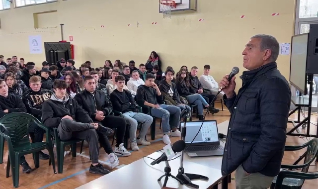 Patrizio Oliva parla agli studenti dell’Isis Newton